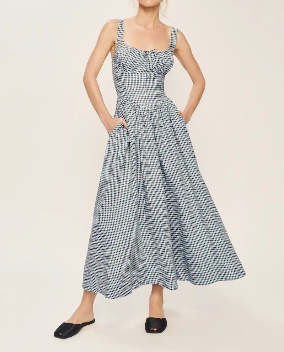 E’ Basque dress mania! Qui gli Abiti con corpetto a V da avere ora…