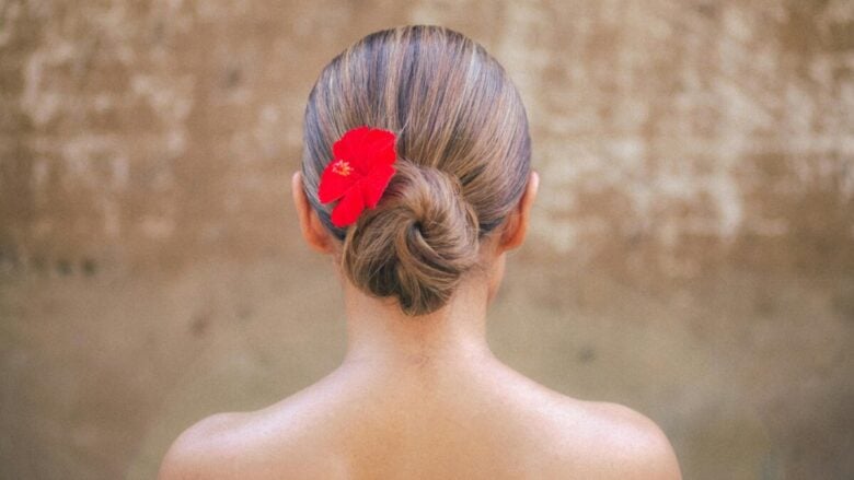Raccolti chic per l’estate: come gestire i capelli lunghi con eleganza
