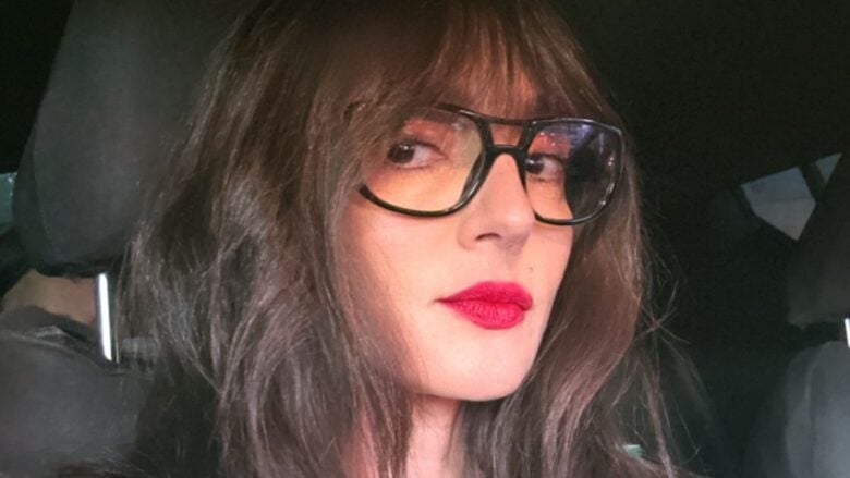 Ambra Angiolini, in total white sul red carpet del Giffoni Film Festival 2025