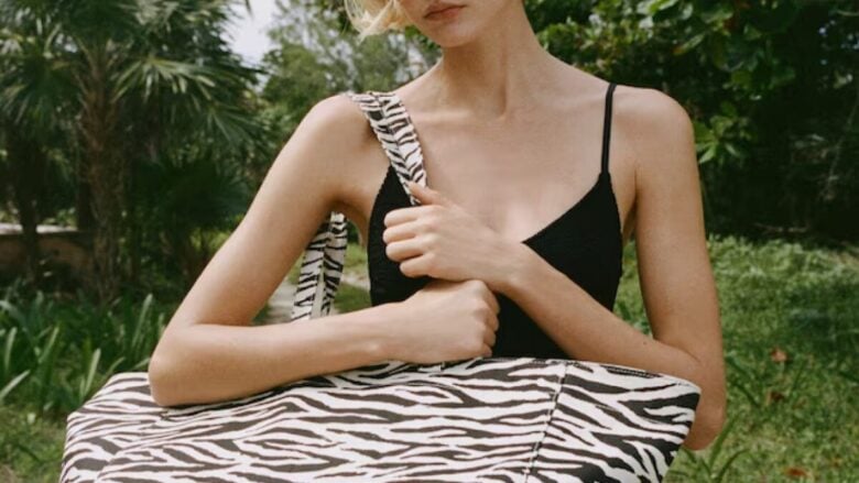 Gli Accessori animalier per look beachwear eleganti e wild