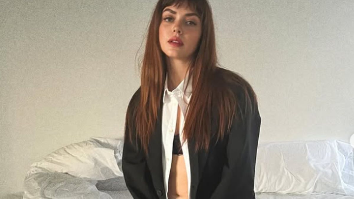 Annalisa domina a Battiti Live con uno dei suoi ‘cavalli di battaglia’: minigonna in pelle, stivali neri e giacca con piume!