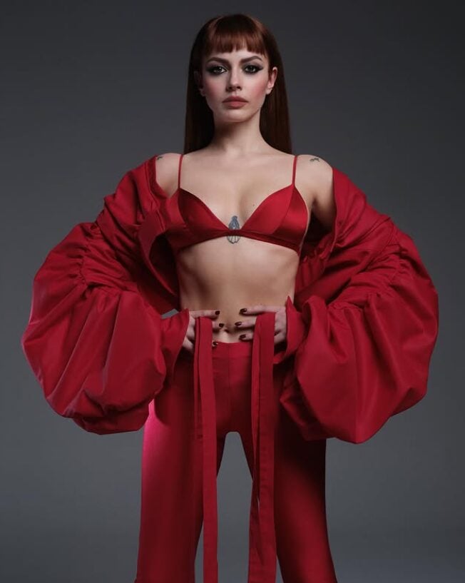 Annalisa annuncia il suo nuovo album ‘Ma io sono fuoco’ in un total red Look