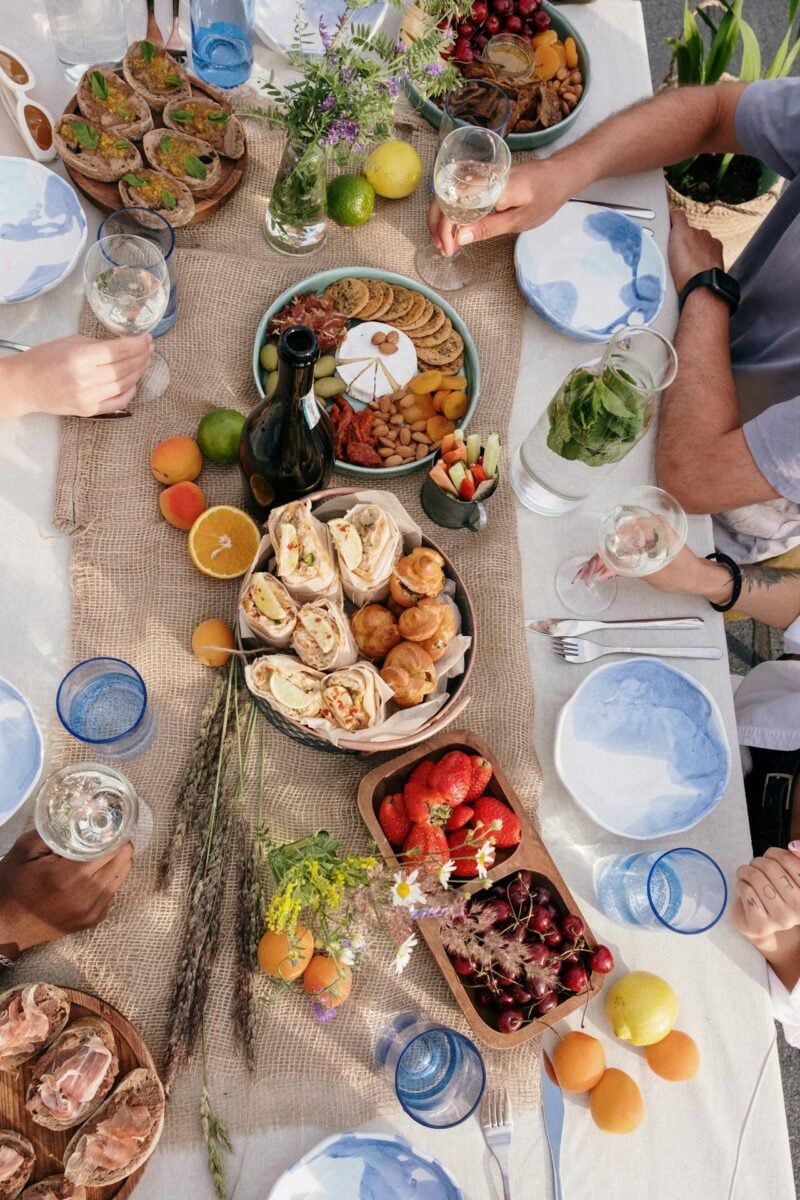 Pranzo d’estate all’aperto? Le regole per apparecchiare una tavola perfetta, fai attenzione al punto 3! Pranzo d’estate all’aperto? Le regole per apparecchiare una tavola perfetta, fai attenzione al punto 3!