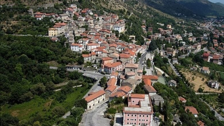 Affacciato sulle Valli del Liri, un antico Borgo panoramico tra i più belli del Lazio