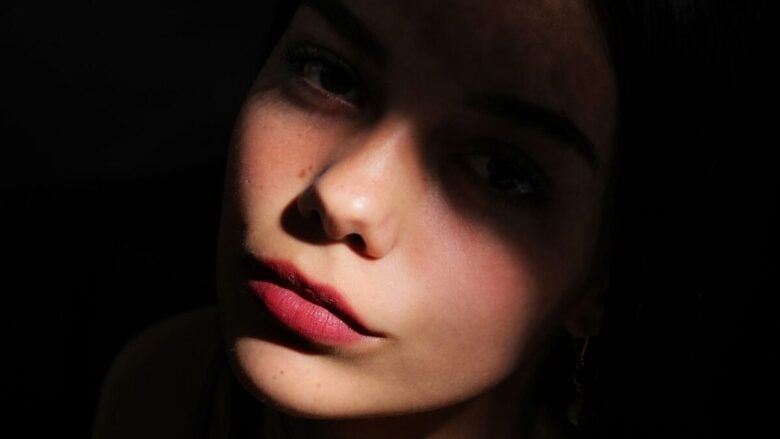 Tomato girl make up: il blush dell’estate è acceso, succoso e… rosso