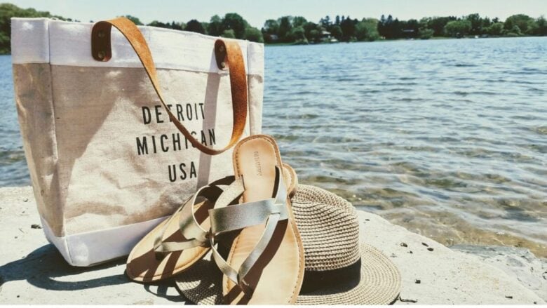 Skincare sotto l’ombrellone: gli essential da portare nella borsa mare