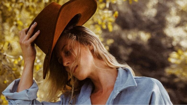Il Cappello da cowboy è l’Accessorio che vedremo ovunque questa stagione!