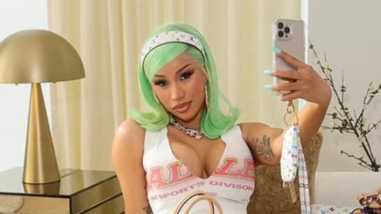Cardi B lascia tutti senza fiato alla Paris Haute Couture con un corvo nero sulla mano!