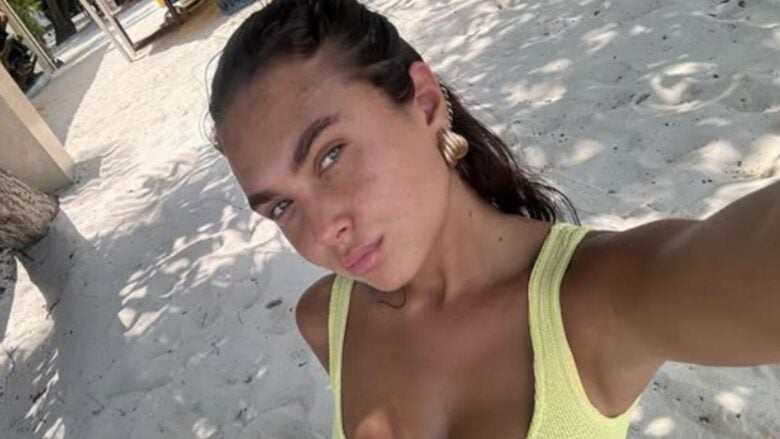 Chanel Totti, divina a Bali con lo slip dress effetto velluto must per questa stagione!