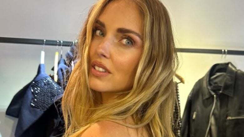 Chiara Ferragni sfoggia il must have di stagione: slip dress con dettagli in pizzo FOTO