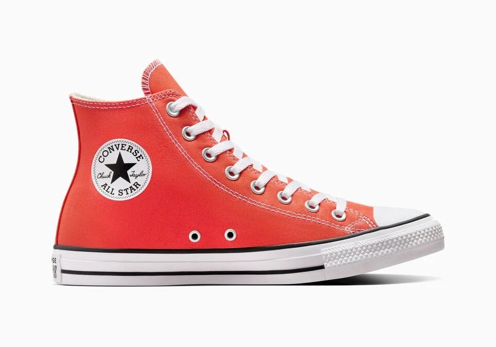 Le Sneakers rosse sono tutto ciò di cui abbiamo bisogno questa estate Le Sneakers rosse sono tutto ciò di cui abbiamo bisogno questa estate