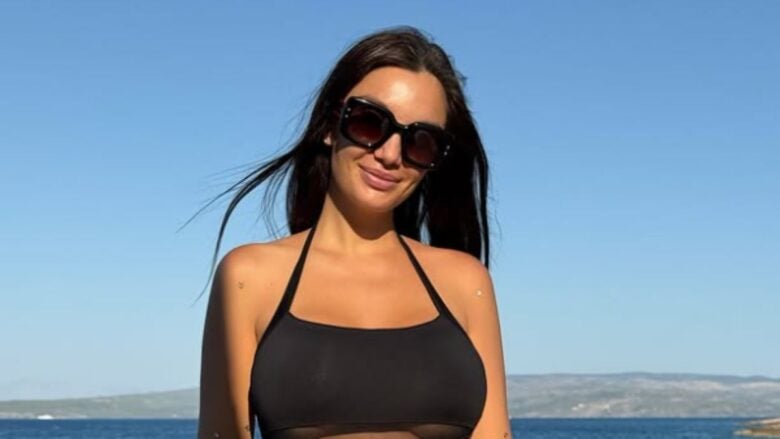 Elettra Lamborghini, al mare in barca con il costume con effetto ‘vedo-non vedo’: che sexy!