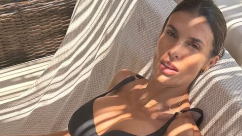 Elisabetta Canalis lancia una nuova tendenza unghie per l’estate 2025: ecco la sua nuova nail art da copiare subito!