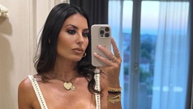 Elisabetta Gregoraci, al mare a Mykonos in forma smagliante e con uno stile sexy-chic!
