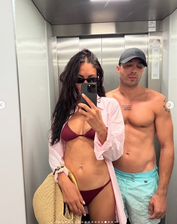 Elodie, bikini coordinato alla camicia e borsa di paglia: il perfetto Look da spiaggia della cantante tra un concerto e l’altro! Elodie, bikini coordinato alla camicia e borsa di paglia: il perfetto Look da spiaggia della cantante tra un concerto e l’altro!