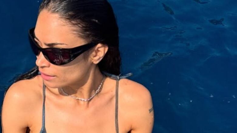 Elodie, bikini coordinato alla camicia e borsa di paglia: il perfetto Look da spiaggia della cantante tra un concerto e l’altro!