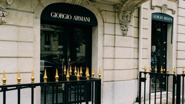 Giorgio Armani Privé A/I 2025-26: il nero si fa seduzione con Noir Séduisant