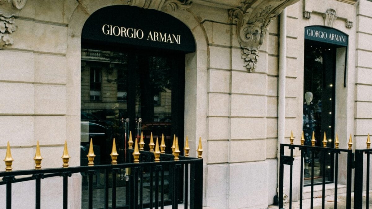 Giorgio Armani Privé A/I 2025-26: il nero si fa seduzione con Noir Séduisant