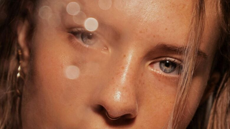 Capelli, corpo e viso effetto shimmer? 6 acque spray glitter per un look super brillante (e profumato)