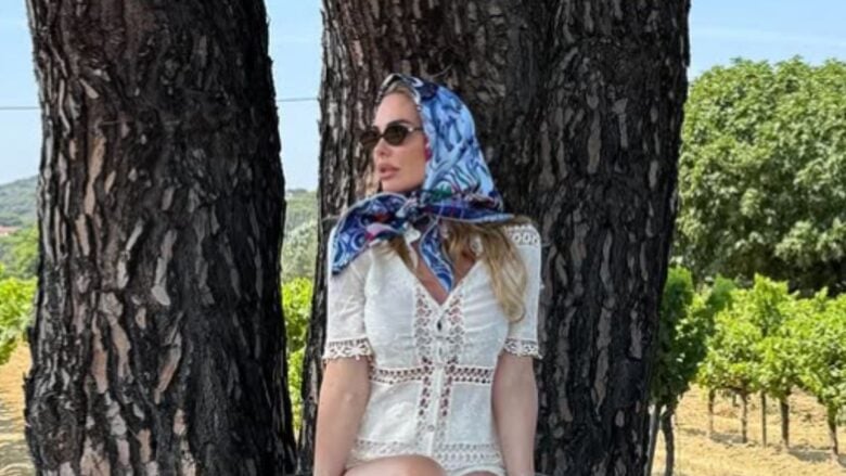 Ilary Blasi è una diva d’altri tempi con il foulard tra i capelli e gli occhiali da sole!