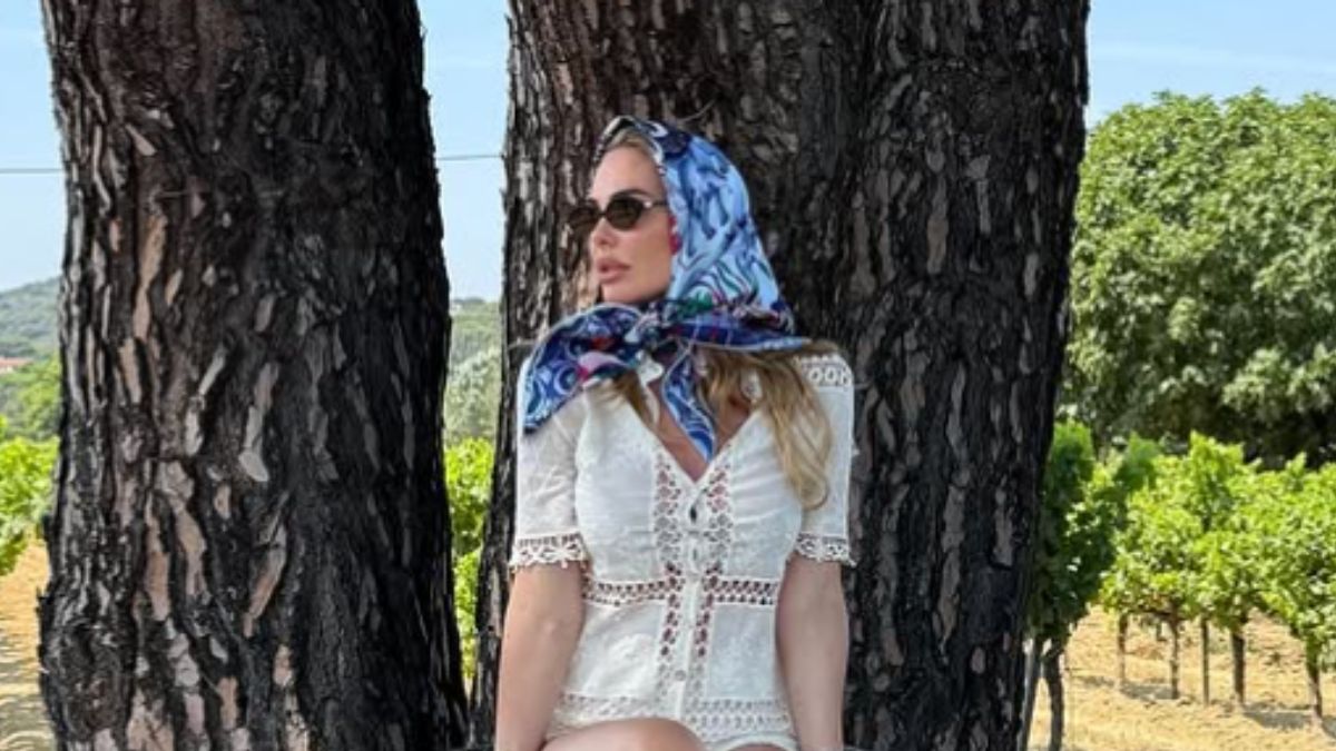 Ilary Blasi è una diva d’altri tempi con il foulard tra i capelli e gli occhiali da sole!