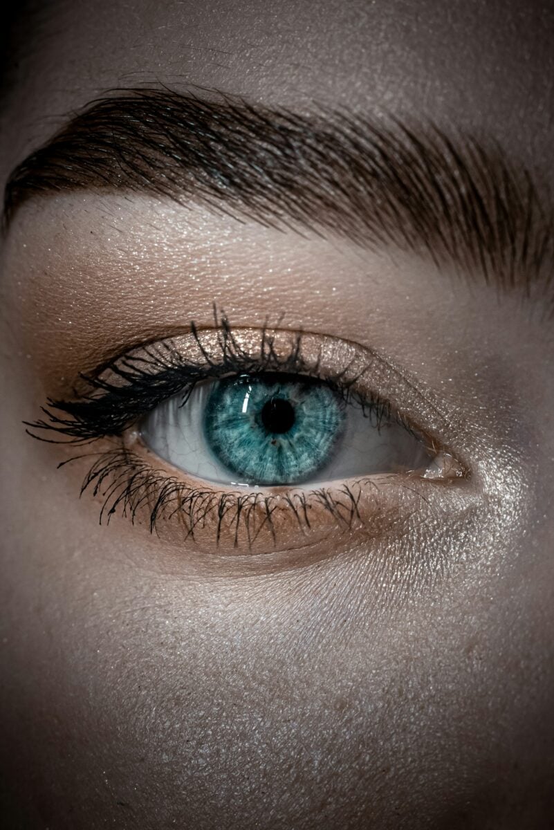 Trucco occhi over 50: i segreti per uno sguardo giovane e luminoso Trucco occhi over 50: i segreti per uno sguardo giovane e luminoso