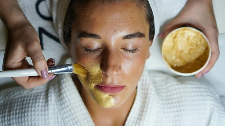Pelle secca in estate: 5 maschere viso emollienti da fare subito
