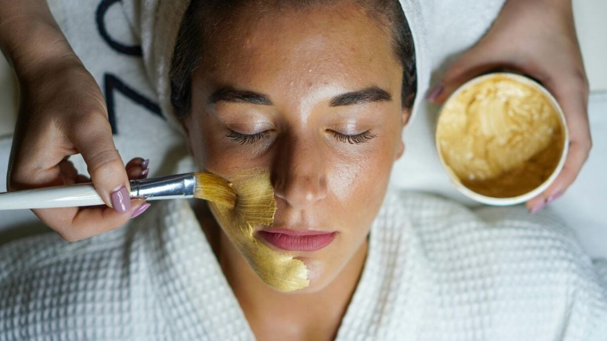 Pelle secca in estate: 5 maschere viso emollienti da fare subito