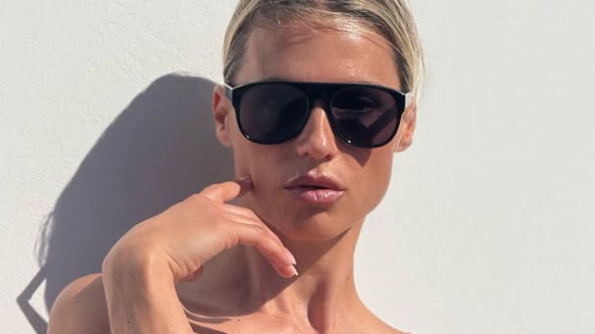 Michelle Hunziker lancia una nuova tendenza per l’estate 2025 con il bikini effetto pelle