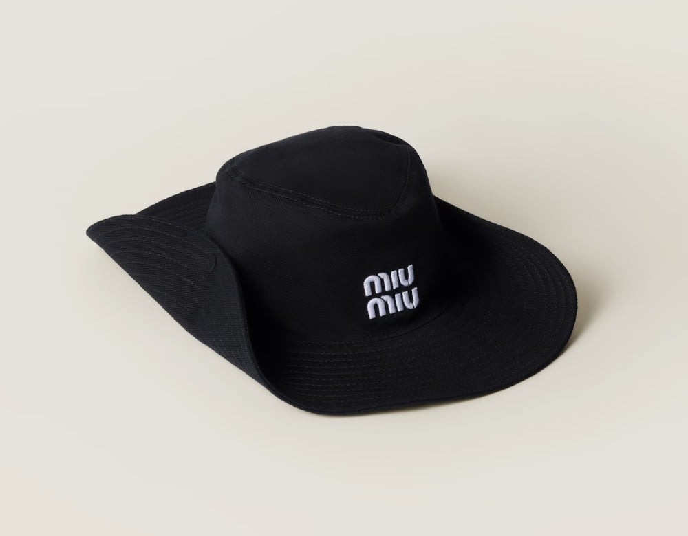 Il Cappello da cowboy è l’Accessorio che vedremo ovunque questa stagione! Il Cappello da cowboy è l’Accessorio che vedremo ovunque questa stagione!