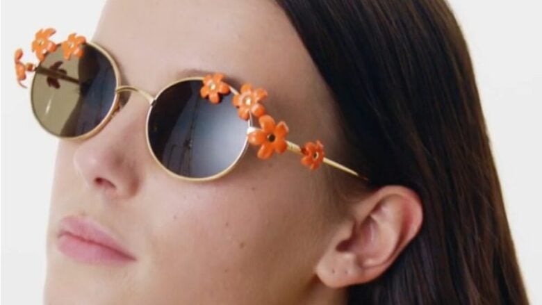 Occhiali da sole colorati: tendenza indiscussa di questa estate 2025