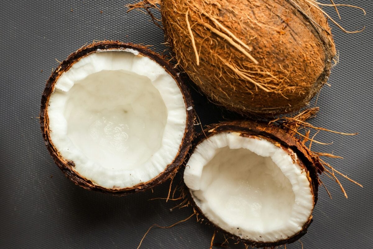 Olio di cocco per i Capelli: benefici reali ed errori comuni da evitare assolutamente Olio di cocco per i Capelli: benefici reali ed errori comuni da evitare assolutamente