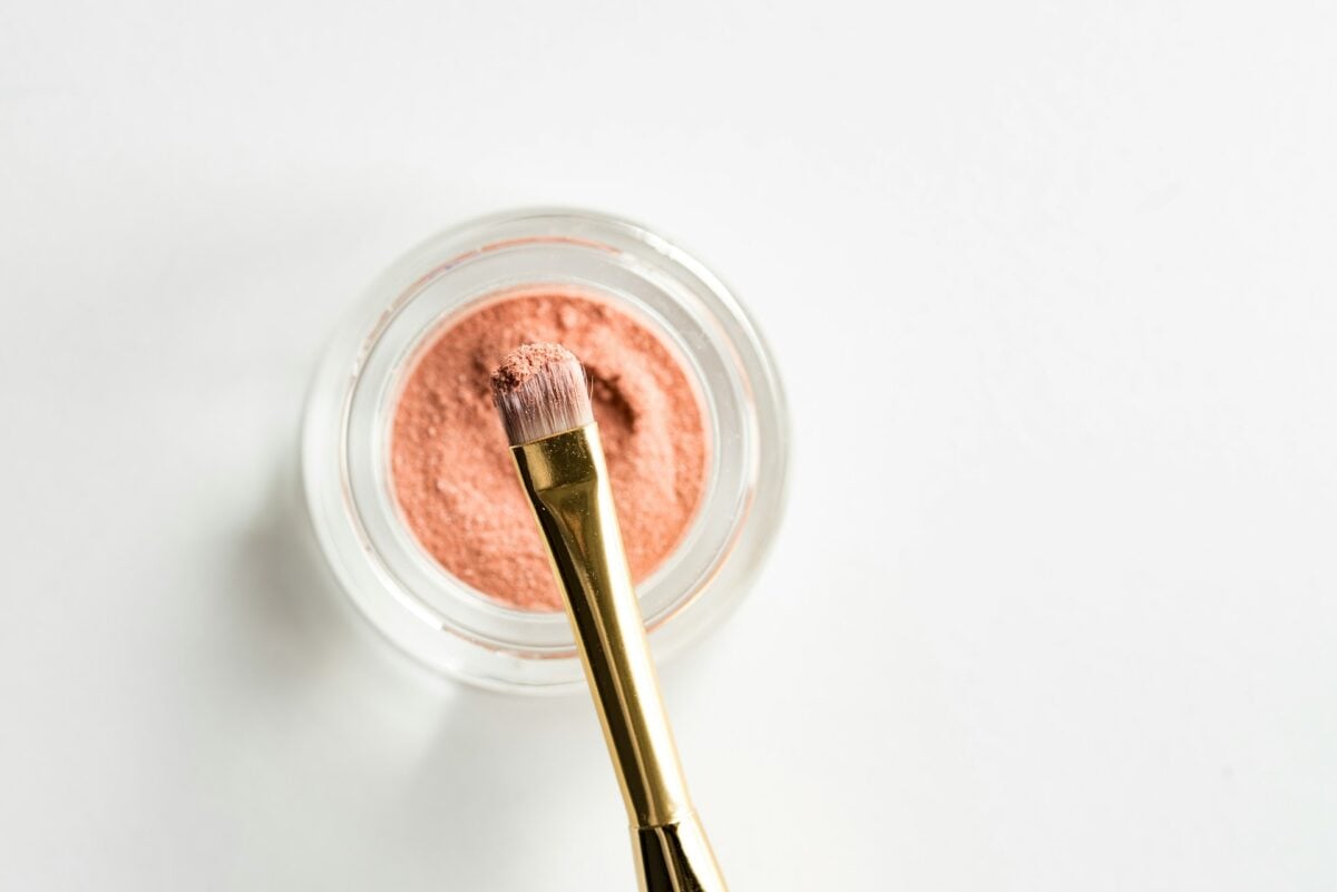 Trucco occhi over 50: i segreti per uno sguardo giovane e luminoso Trucco occhi over 50: i segreti per uno sguardo giovane e luminoso