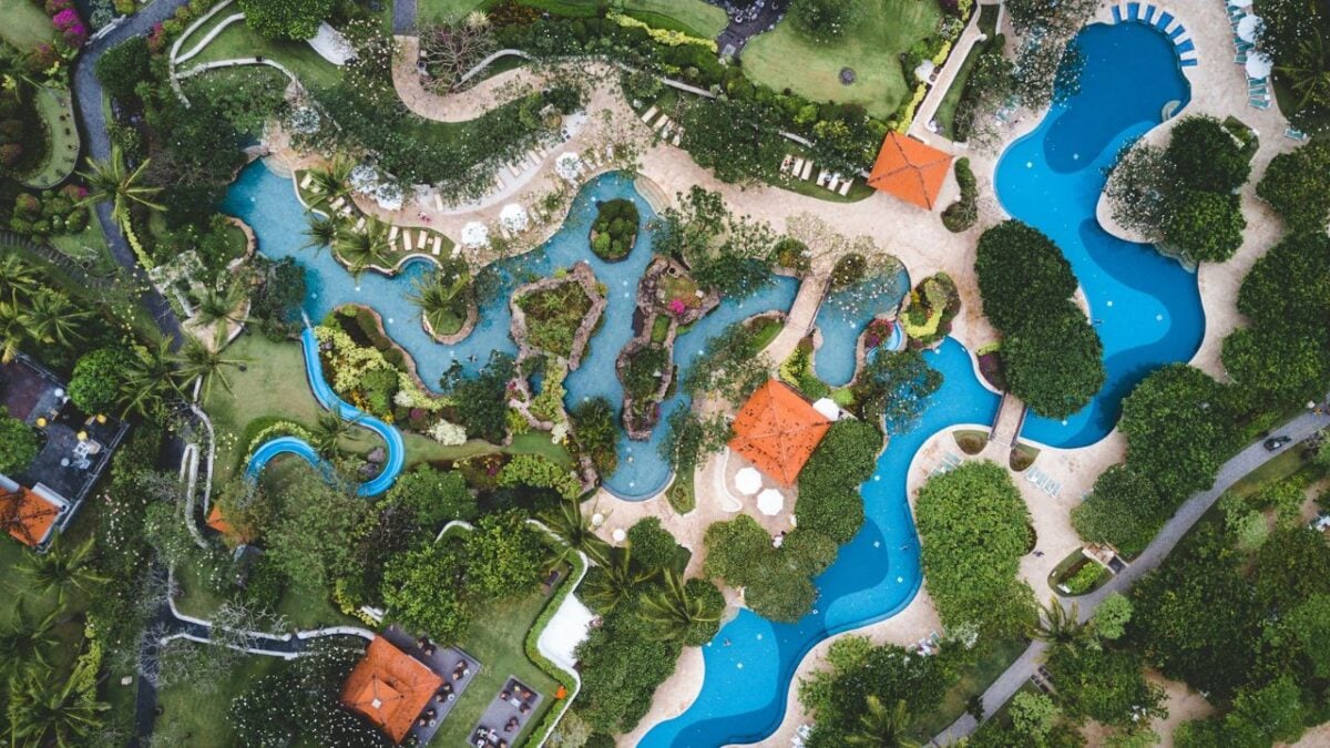 Tuffati nel divertimento: i 5 parchi acquatici più spettacolari d’Italia