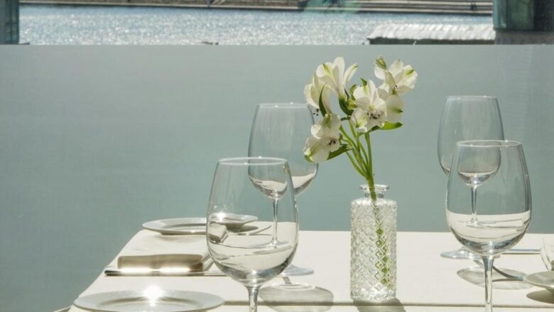 Pranzo d’estate all’aperto? Le regole per apparecchiare una tavola perfetta, fai attenzione al punto 3!