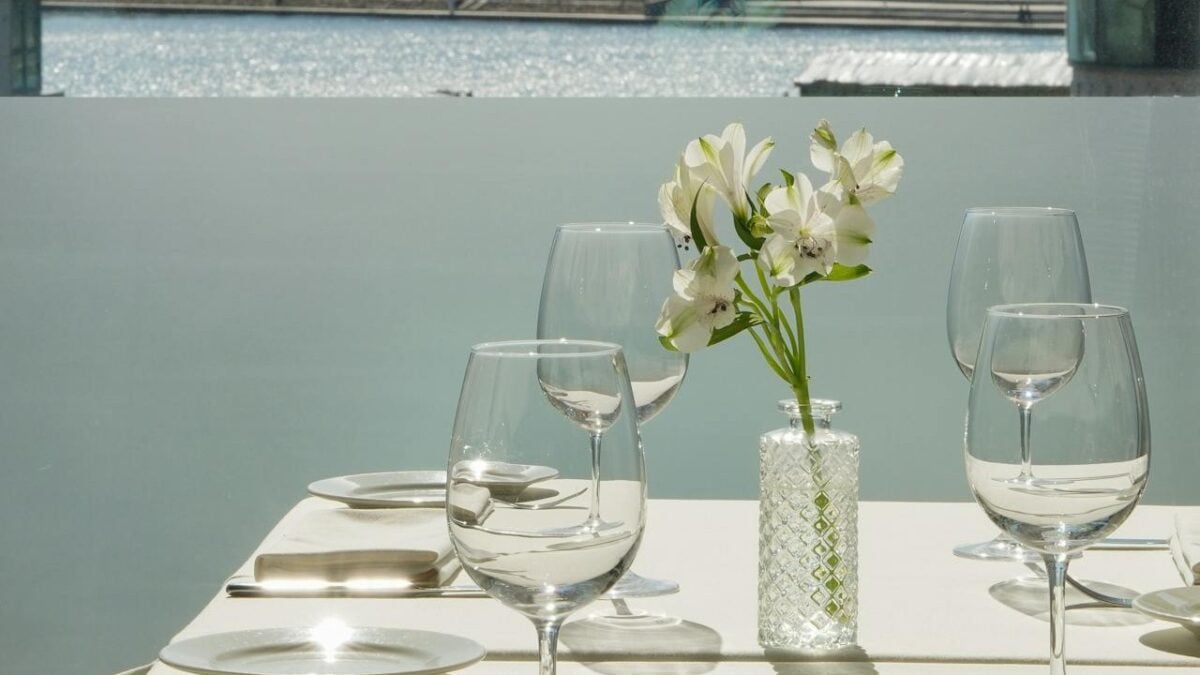 Pranzo d’estate all’aperto? Le regole per apparecchiare una tavola perfetta, fai attenzione al punto 3!