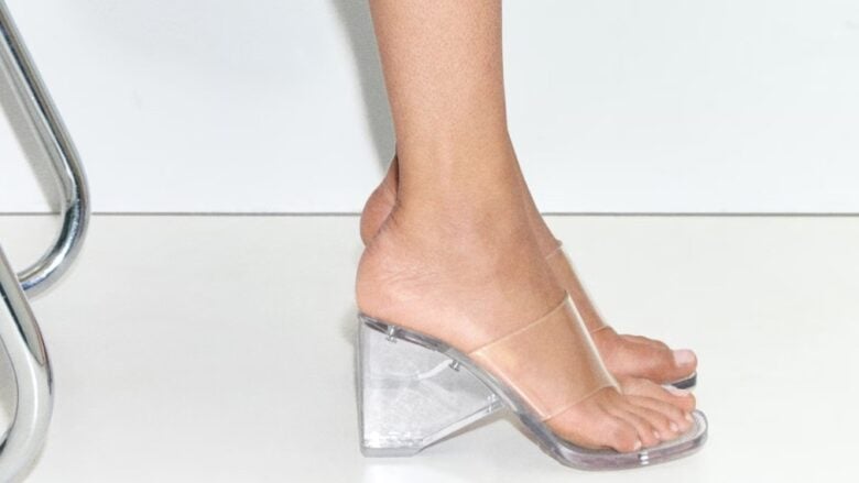 Scarpe trasparenti, la tendenza naked che spopola tra le It Girl