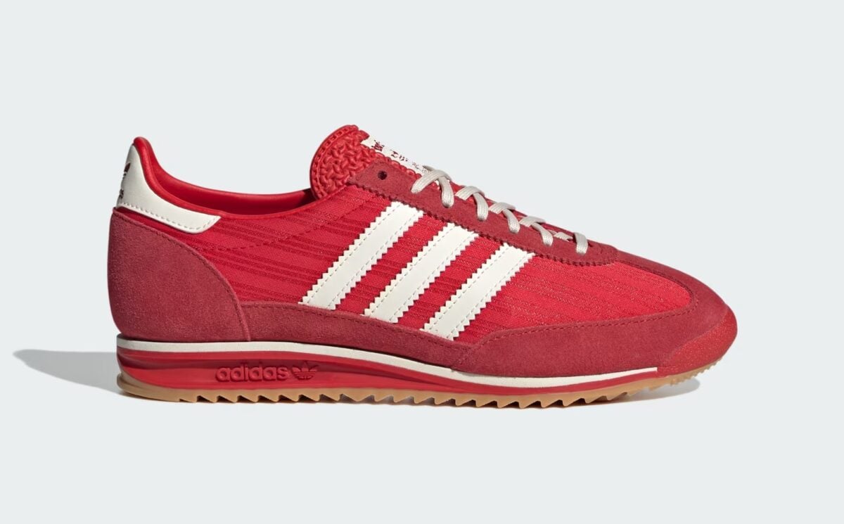 Le Sneakers rosse sono tutto ciò di cui abbiamo bisogno questa estate Le Sneakers rosse sono tutto ciò di cui abbiamo bisogno questa estate