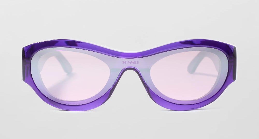 Occhiali da sole colorati: tendenza indiscussa di questa estate 2025 Occhiali da sole colorati: tendenza indiscussa di questa estate 2025