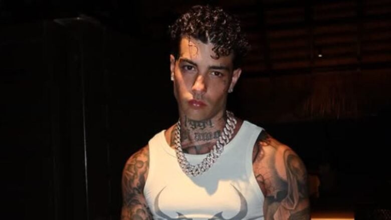 Tony Effe, tutti i look del concerto al Circo Massimo a Roma: tra gioielli lussuosi, diamanti e intimo con stampa bandana