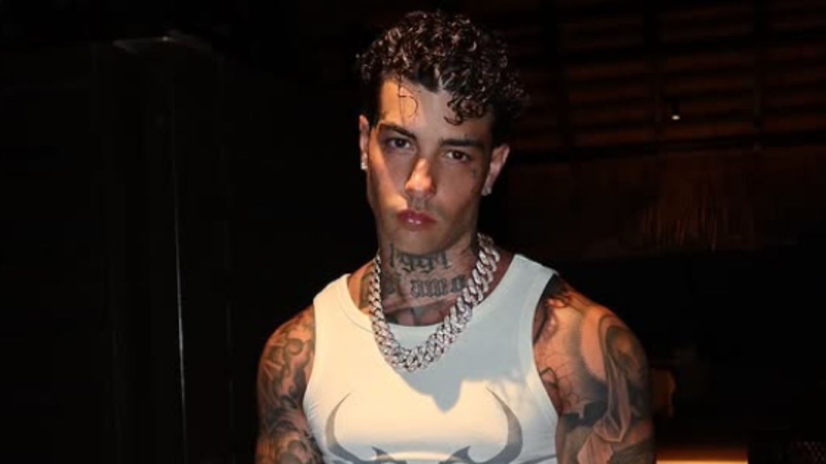 Tony Effe, tutti i look del concerto al Circo Massimo a Roma: tra gioielli lussuosi, diamanti e intimo con stampa bandana