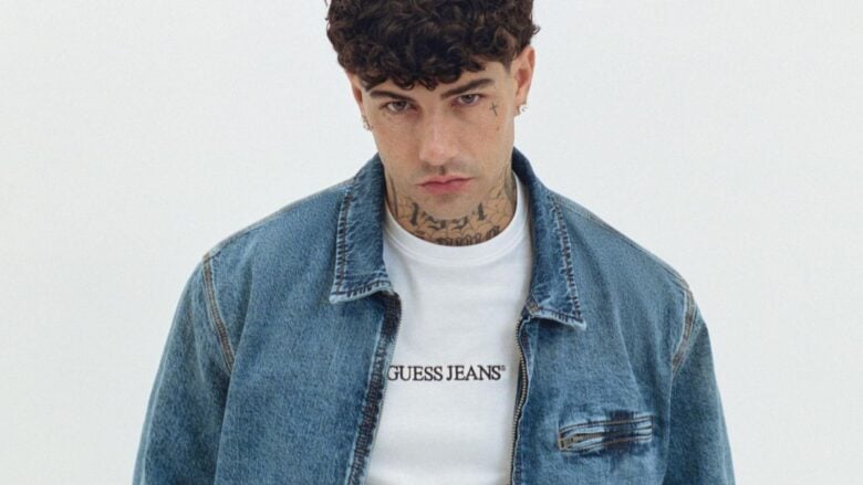 Tony Effe è il nuovo volto della campagna Guess Jeans!