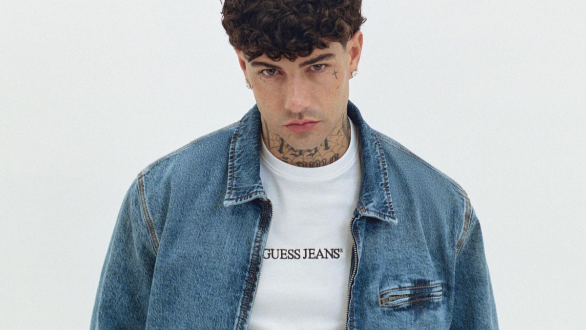 Tony Effe è il nuovo volto della campagna Guess Jeans!