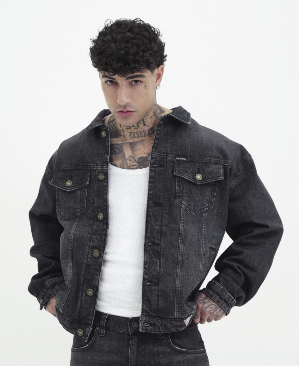 Tony Effe è il nuovo volto della campagna Guess Jeans! Tony Effe è il nuovo volto della campagna Guess Jeans!