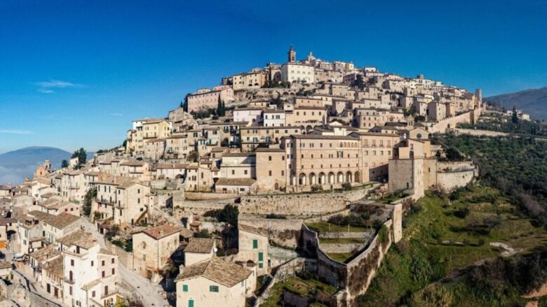 Trevi, il borgo umbro dove arte e tradizione si fondono e la vita è slow