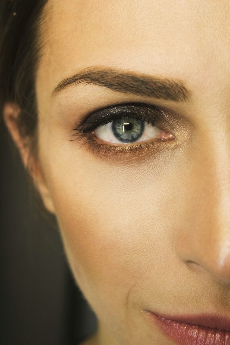 Trucco occhi over 50: i segreti per uno sguardo giovane e luminoso Trucco occhi over 50: i segreti per uno sguardo giovane e luminoso