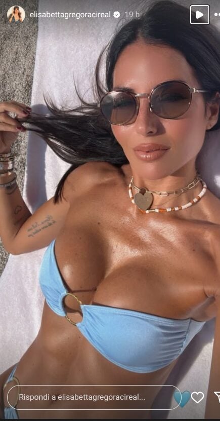 Elisabetta Gregoraci sfoggia il bikini con anelli di super tendenza per questa stagione: guarda qui!