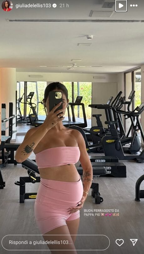 Giulia De Lellis, anche in gravidanza non rinuncia a fare sport ma sempre con stile: ecco il Look sporty-chic della conduttrice!