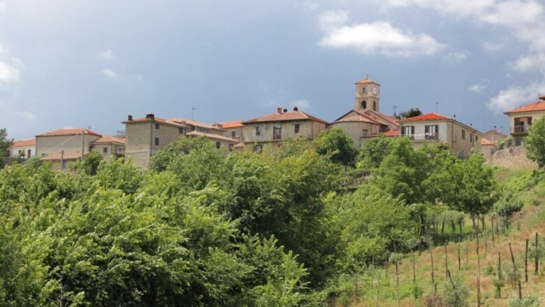 È il Borgo Bandiera Arancione più piccolo d’Italia: una perla delle Langhe da scoprire ora!