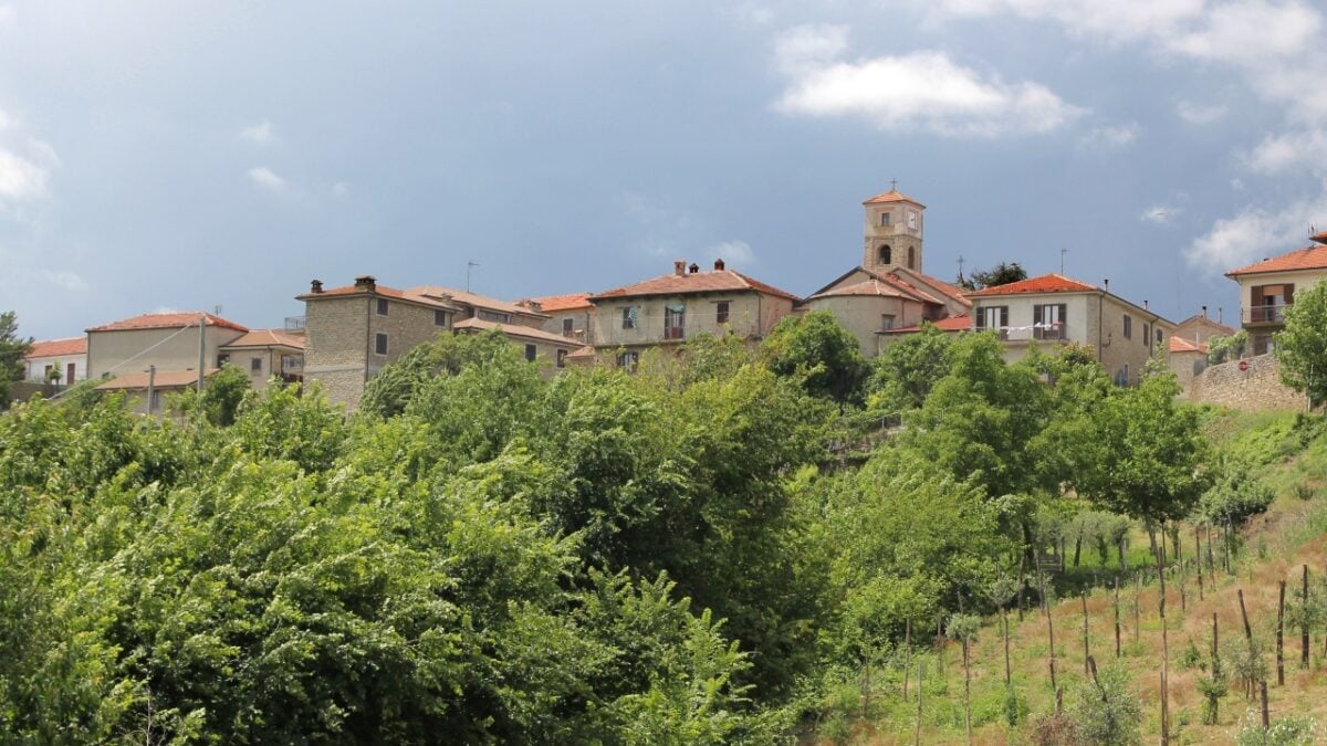 È il Borgo Bandiera Arancione più piccolo d’Italia: una perla delle Langhe da scoprire ora!